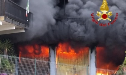 A Santa Cristina di Borgomanero paura per l'incendio di un garage