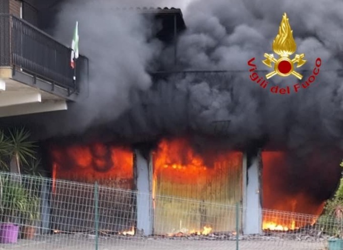 A Santa Cristina di Borgomanero paura per l’incendio di un garage