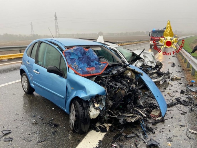 Incidente a Galliate: dopo lo scontro tra due auto chiusa la strada
