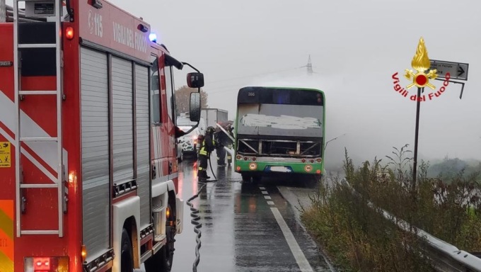 Autobus in fiamme sulla provinciale tra Novara e Trecate