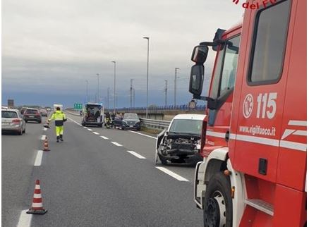 Incidente in autostrada: i pompieri intervengono a Novara Est