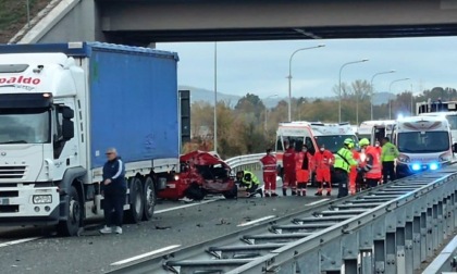 Schianto sulla A5: terribile impatto fra un’auto e un camion