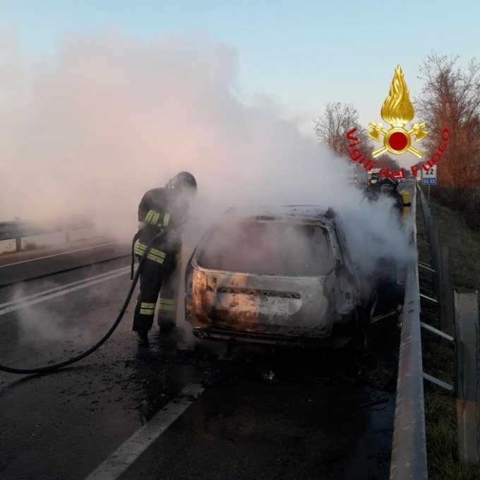 Auto in fiamme tra Marano e Pombia