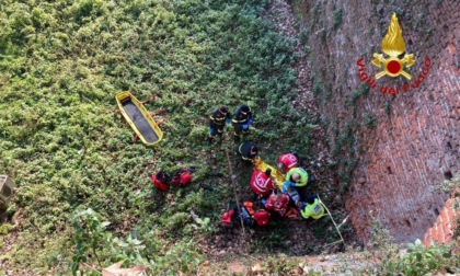 Uomo cade nel fossato del Castello di Novara: è salvo