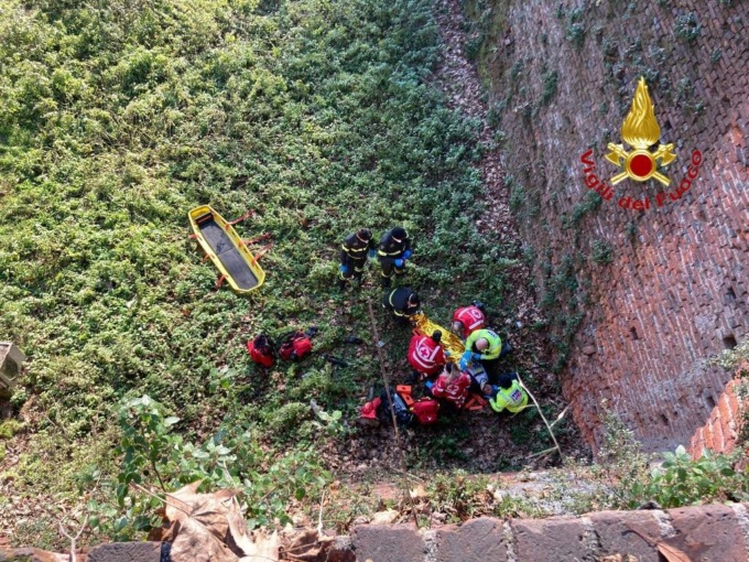 Uomo cade nel fossato del Castello di Novara: è salvo