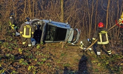 Auto finisce fuori strada a Varallo Pombia