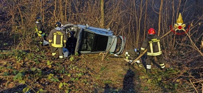 Auto finisce fuori strada a Varallo Pombia