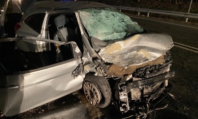 Tira il freno a mano al culmine di una lite in auto con la fidanzata: si schianta e muore