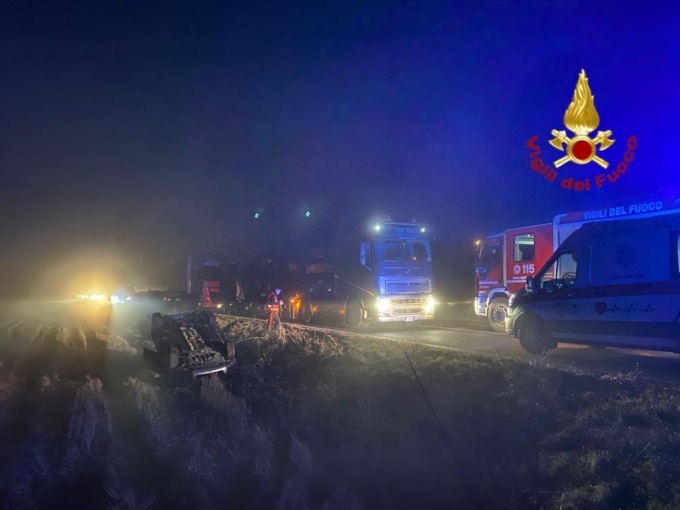 Incidente a Cameriano: auto ribaltata, due feriti