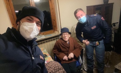 Nazzario vive solo a Novara: la Polizia gli porta un panettone e un po’ di compagnia