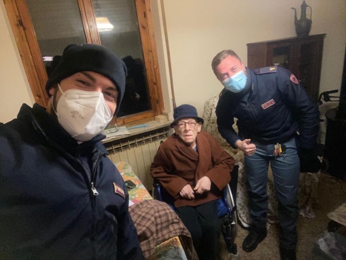 Nazzario vive solo a Novara: la Polizia gli porta un panettone e un po’ di compagnia