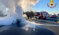 Bellinzago auto a gasolio prende fuoco