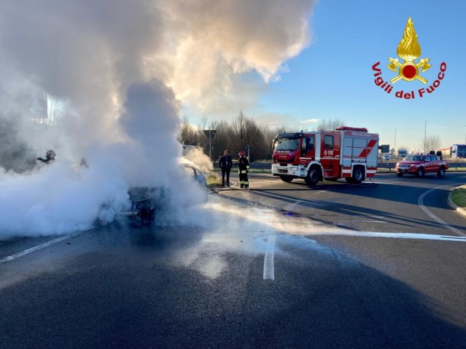 Bellinzago auto a gasolio prende fuoco