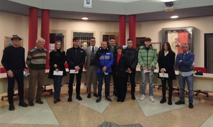 Pombia premia 6 ragazzi che si sono distinti per meriti, competenze e capacità