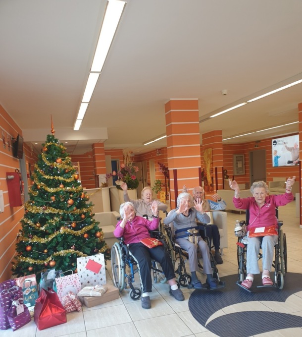 I nipoti di Babbo Natale esaudiscono i desideri dei nonni della Rsa di Momo
