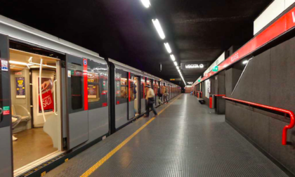 Chiede a due giovani di mettere la mascherina e viene aggredito a colpi di bottiglia