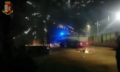 Attacchi No Tav in Val di Susa, lanci di pietre e bombe carta: carabiniere ferito