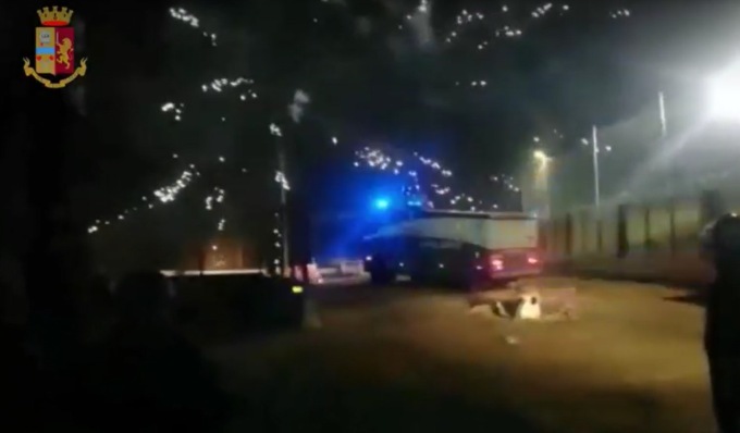 Attacchi No Tav in Val di Susa, lanci di pietre e bombe carta: carabiniere ferito