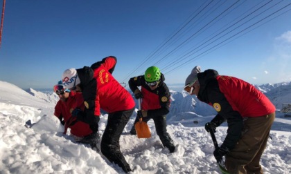 Travolti da una valanga due escursionisti muoiono in Val Formazza