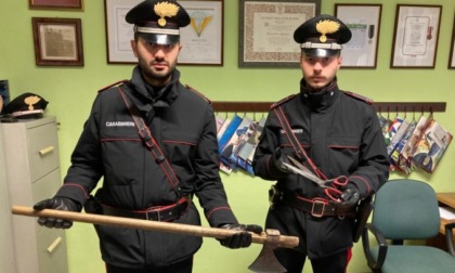 Nigeriano con un'ascia semina paura in strada e ferisce un maresciallo