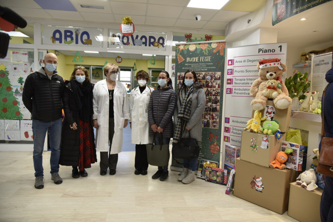 Gruppo di genitori dona regali ai piccoli dell’oncoematologia pediatrica