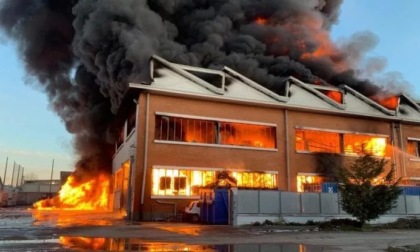 In fiamme azienda di rifiuti plastici: fumo visibile a 30 chilometri di distanza