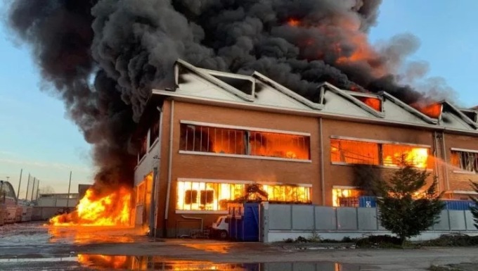 In fiamme azienda di rifiuti plastici: fumo visibile a 30 chilometri di distanza