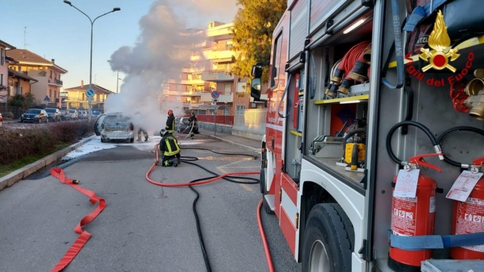 Novara paura per un’auto in fiamme vicino alla scuola Rodari