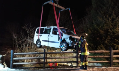 Pulmino di turisti precipita in un torrente, muore il conducente