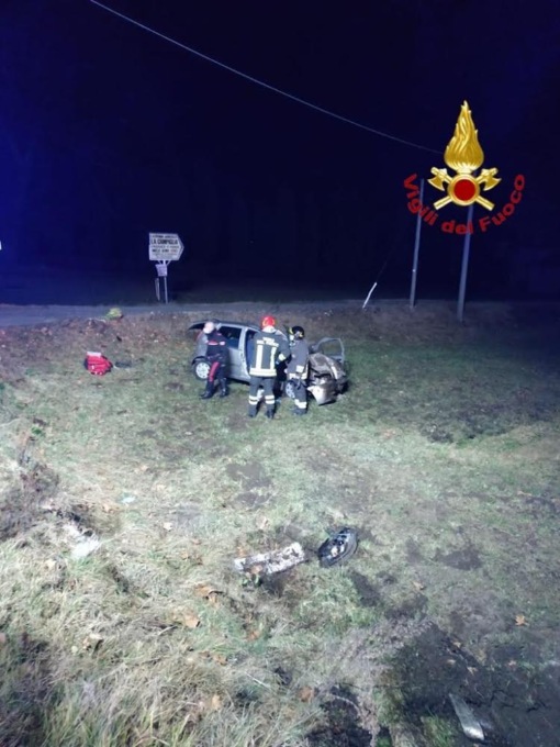 Nebbiuno auto si ribalta: conducente estratta dai vigili del fuoco