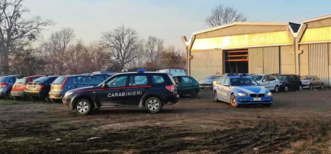 Sequestrato autodemolitore a Novara: 74 carcasse di auto abbandonate