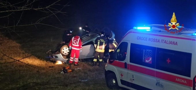 Incidente a Castelletto: due i feriti, uno incastrato nelle lamiere