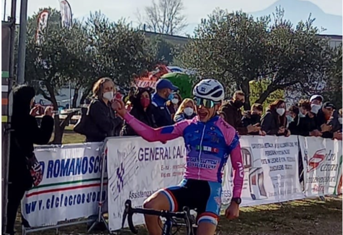 Maglia rosa del Giro d’Italia Ciclocross al corridore della Castellettese