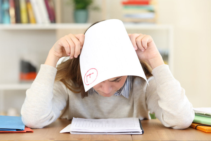 Brutti voti: da cosa possono essere causati e come risolvere