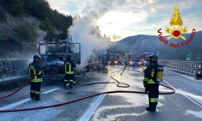 Tir carico di barattoli di pomodoro a fuoco sulla A32: autostrada chiusa