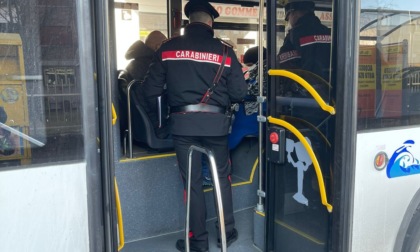 Minaccia con una mazza l'autista del bus che chiedeva di indossare la mascherina