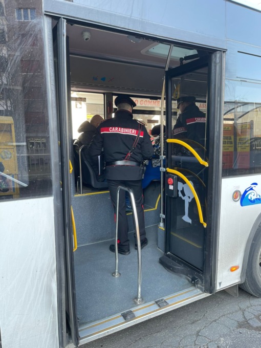 Minaccia con una mazza l’autista del bus che chiedeva di indossare la mascherina