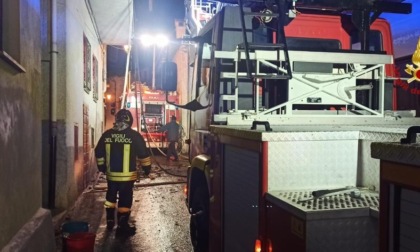 Paura a Lesa nella notte di Capodanno per un incendio in centro frazione