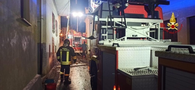 Paura a Lesa nella notte di Capodanno per un incendio in centro frazione