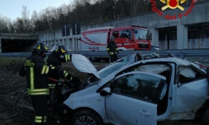 Esce di strada con la sua auto sull'A26: portato all'ospedale in codice giallo