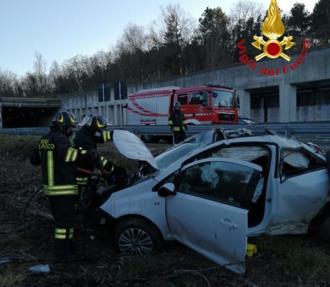 Esce di strada con la sua auto sull’A26: portato all’ospedale in codice giallo