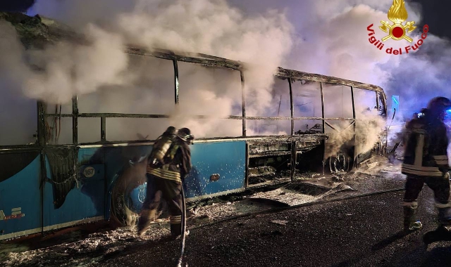 Autobus divorato dalle fiamme lungo l’autostrada dei laghi