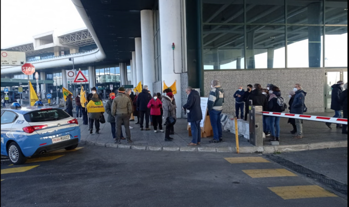 C’era anche il comitato varalpombiese a protestare a Malpensa