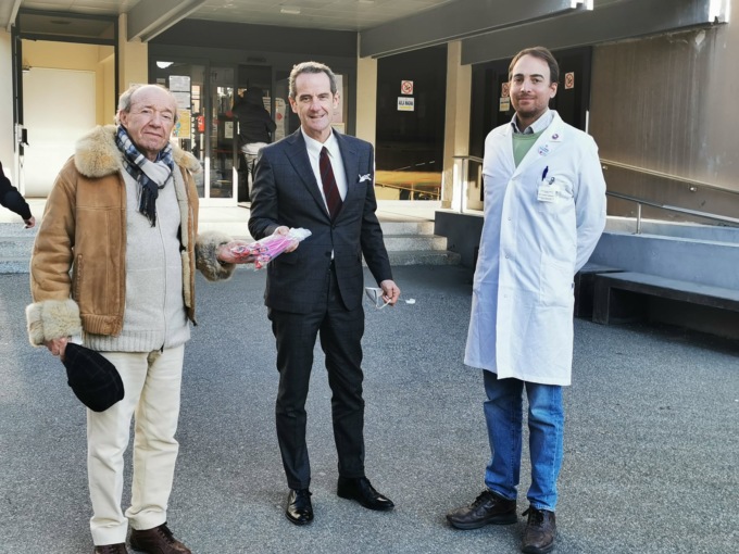 Doni ai piccoli che si vaccinano all’ospedale di Borgomanero