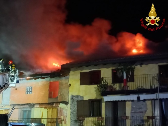Pauroso incendio a Castelletto: famiglie sfollate
