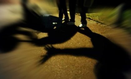 Borgomanero 15enne spintonato da otto bulli, salvato da un automobilista