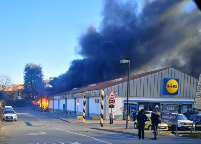 Evacuata la Lidl a Borgomanero per un incendio nel magazzino – VIDEO