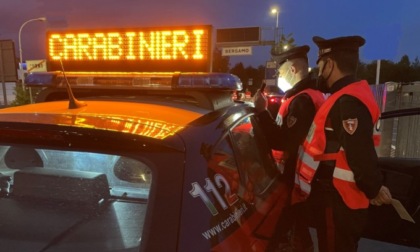 Vede i carabinieri e scappa per eludere il controllo: era ubriaco, patente ritirata