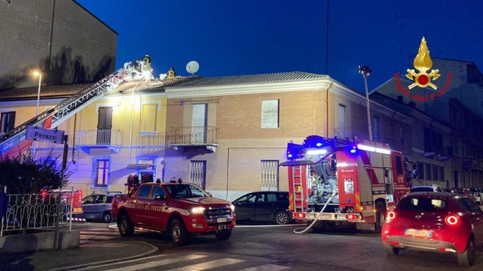 Camino a fuoco in via Orelli: i pompieri spengono le fiamme