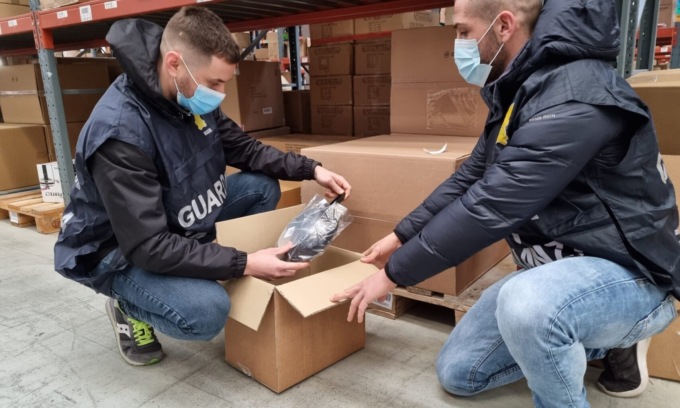 Sequestrati 6 milioni di articoli falsi “Made in Italy”, 7 imprenditori denunciati